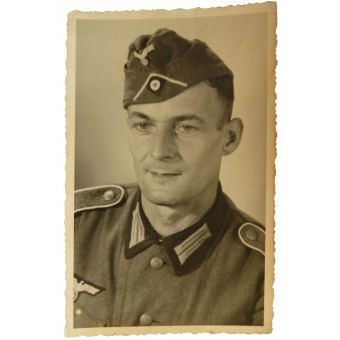 Photo of Wehrmacht infantryman in the side cap with a white soutache. Espenlaub militaria